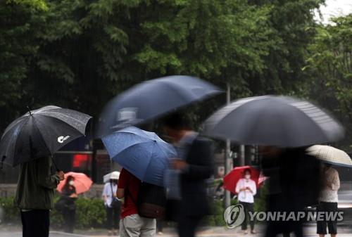 우산 쓴 시민들 