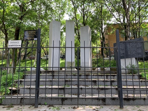 굳게 문이 닫힌 블라디보스토크 신한촌 기념비의 모습.