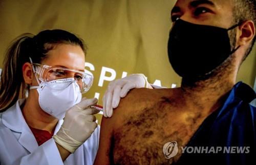 지난 8일(현지시간) 중국 시노백 백신을 맞고 있는 브라질 임상시험 참가자