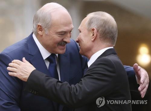 포옹하는 푸틴(좌) 러시아 대통령과 루카셴코 벨라루스 대통령
