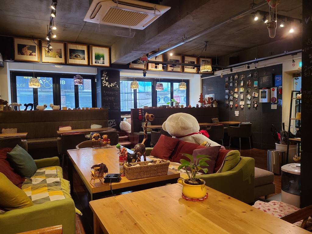 Private cafe in empty Sinchon