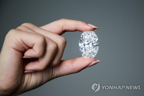 10월5일 홍콩 소더비 경매에 나올 102캐럿의 화이트 다이아몬드 [EPA=연합뉴스]