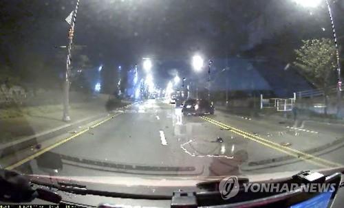 치킨 배달 50대 들이받은 벤츠 승용차 사고 현장
