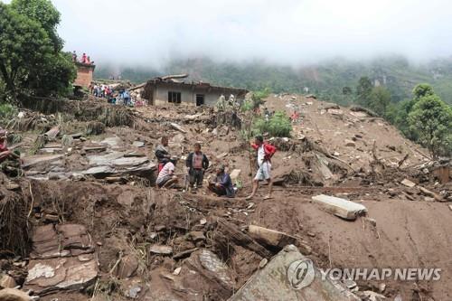 "네팔 중서부 산사태로 두 지역서 10명 사망…주택 휩쓸려"