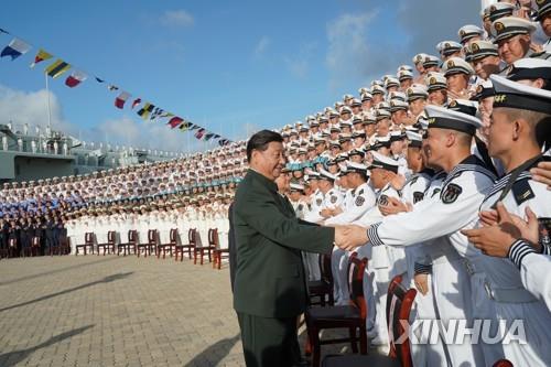 항공모함 산둥함 취역식 참석해 장병들 만난 시진핑 주석