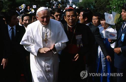 1984년 방한한 요한 바오로 2세가 김수환 추기경의 안내를 받는 모습. 2014.8.14 [국가기록원 제공]