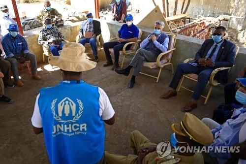 27일 UNHCR의 필리포 그란디(중앙) 대표가 수단의 티그라이 난민센터를 방문중이다.