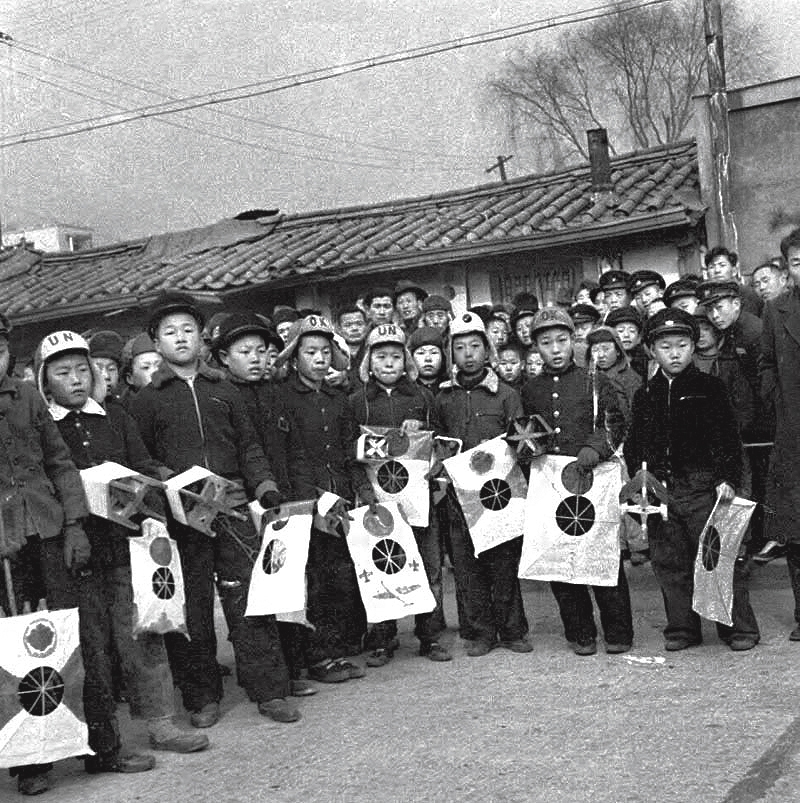 연날리기 대회에 참가한 학생들. 1956년 [국가기록원 제공]