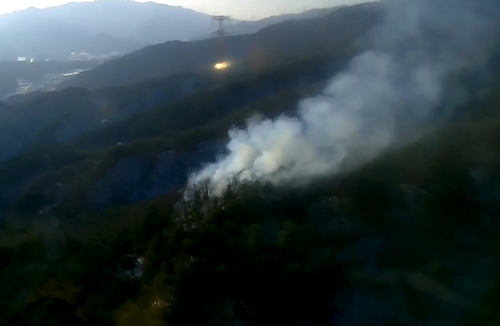 횡성 공근면서 산불…헬기 2대·62명 투입 진화 중
