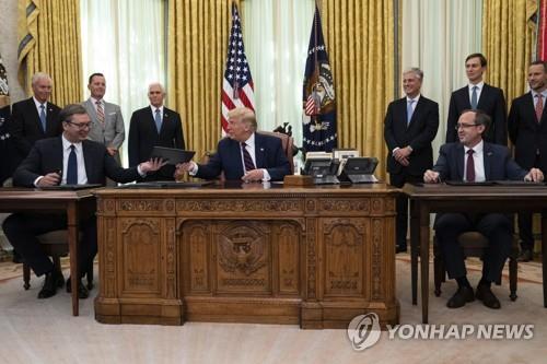 작년 9월 미국 백악관에서 도널드 트럼프 대통령(가운데)이 참석한 가운데 열린 세르비아와 코소보의 경제 정상화 합의 서명식 [AP=연합뉴스] 