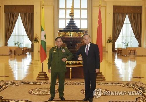 지난달 중국 왕이 외교 부장(오른쪽)과 면담하는 흘라잉 미얀마군 최고사령관