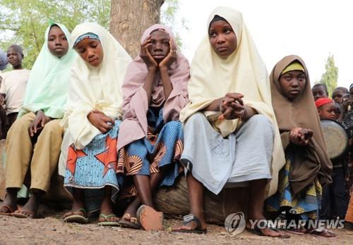 26일 괴한들의 납치를 모면한 잠파라주 여학생들이 부모를 기다리고 있다.
