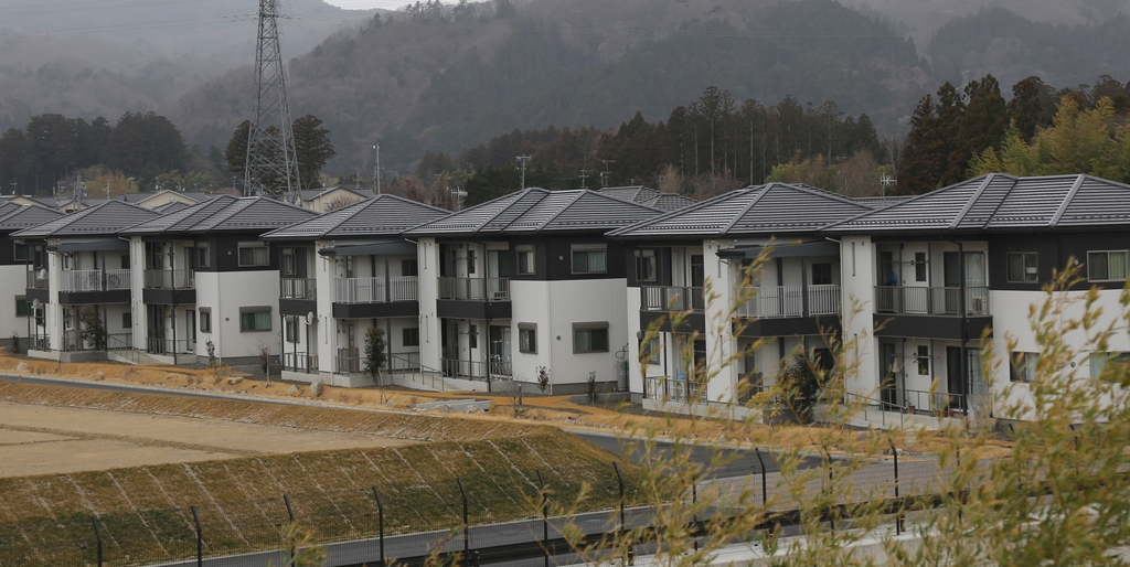 (후쿠시마=연합뉴스) 이세원 특파원 2일 오후 일본 후쿠시마현의 한 간선도로에서 새로 조성된 주택단지가 보인다.