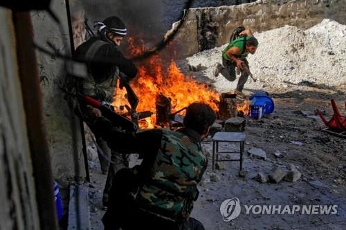 2012년 11월 시리아 정부군과 교전 중인 반군