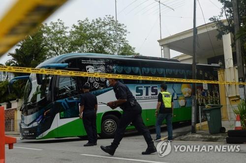 21일 오전 주말레이 북한대사관 앞마당으로 들어가는 버스