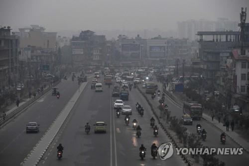 대기오염이 심한 네팔 수도 카트만두 시내 모습. [AFP=연합뉴스]