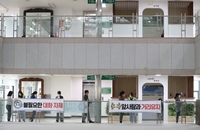 줄 서서 투표 순서 기다리는 시민들