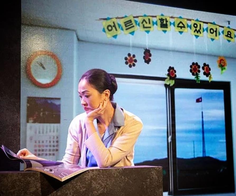 한국계 배우 줄리 리가 연극 무대에 오른 장면