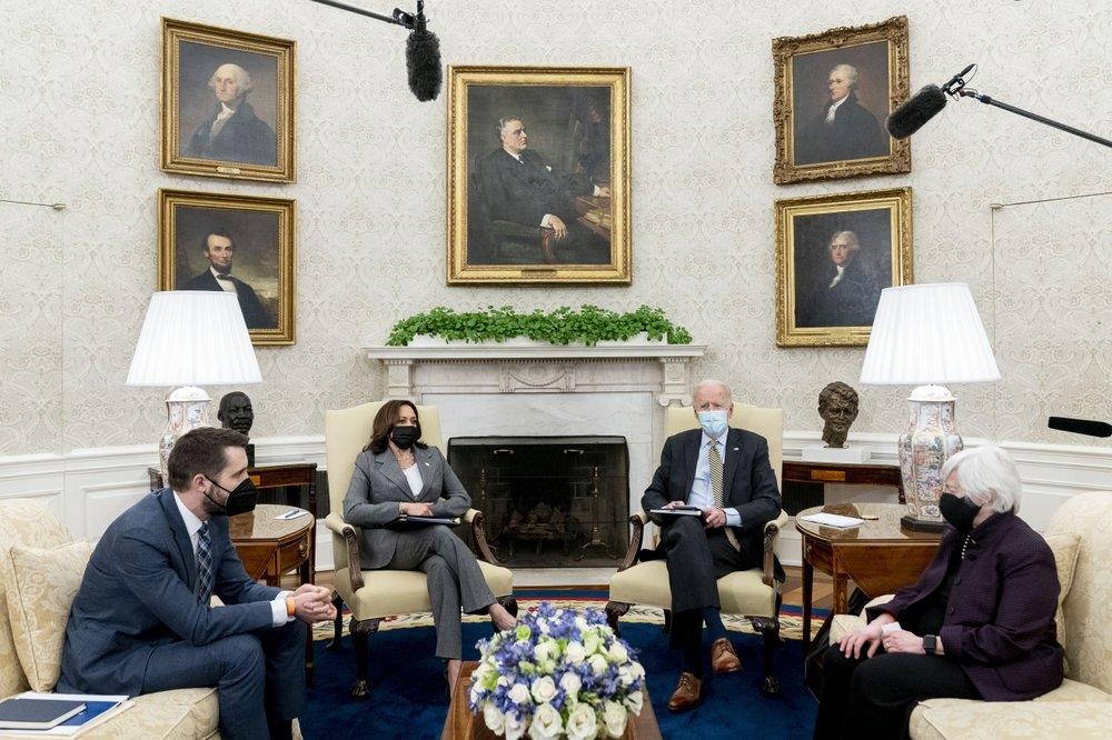 주례 경제 브리핑 듣는 바이든 대통령(오른쪽 두번째)