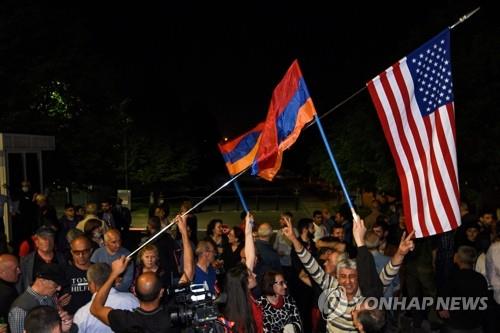 제노사이드 인정에 성조기 흔드는 아르메니아인들
