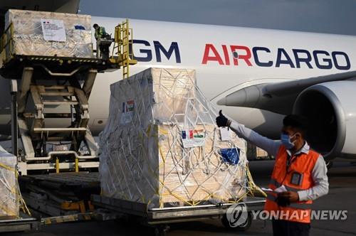 2일 인도 수도 뉴델리 인디라간디국제공항에 도착한 프랑스발 화물기에서 내려지는 의료 지원 물품. [AFP=연합뉴스]