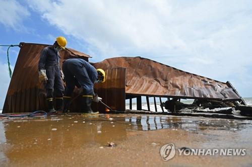 MV X-프레스 펄호의 화재로 인해 해변으로 밀려든 컨테이너 잔해. [AFP=연합뉴스]