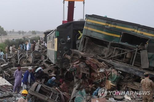 7일 파키스탄 남부에서 발생한 열차 충돌 사고 현장 모습. [AFP=연합뉴스]