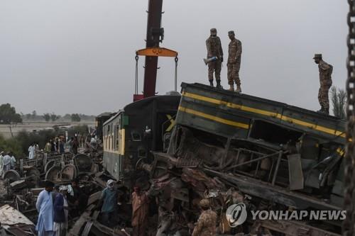 파키스탄 열차 충돌 사고 사상자 160여명으로 늘어(종합)