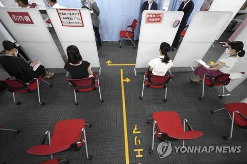 (도쿄 AP=연합뉴스) 일본항공(JAL) 직원들이 14일 하네다국제공항에 마련된 코로나19 백신 직장 접종장에서 자신의 차례를 기다리고 있다. 
