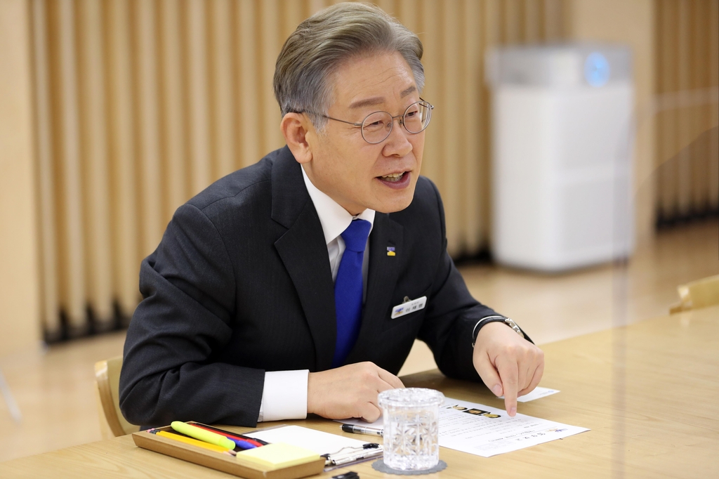 7월 9일 경기도청에서 연합뉴스와 인터뷰 중인 이재명 경기지사 [연합뉴스 자료사진]