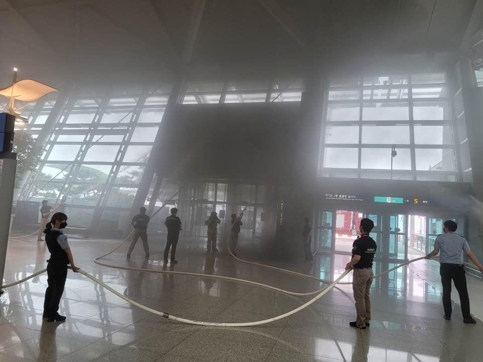 연기 자욱한 인천공항 제1여객터미널