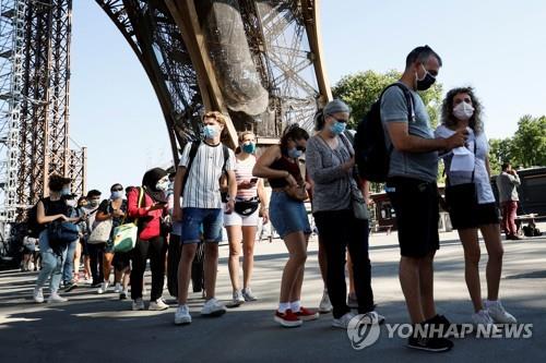 지난해 6월 에펠탑 재개장 시 입장을 기다리는 방문객들