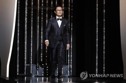 칸 영화제 폐막식에서 좌중에 웃음 안긴 이병헌