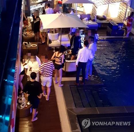 지난달 31일 저녁 강원 강릉시의 한 호텔에서 수십 명이 참가한 풀 파티가 진행되고 있다. [강릉시 제공·재판매 및 DB 금지]