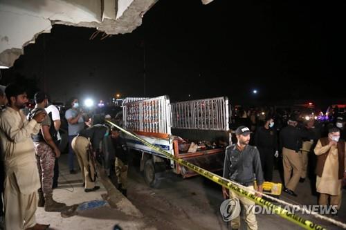 파키스탄 카라치서 트럭에 수류탄 공격…민간인 13명 사망