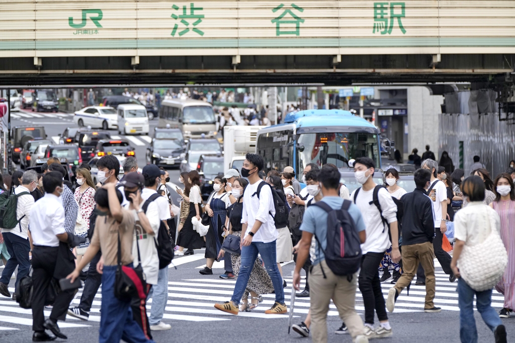 (도쿄 교도=연합뉴스) 일본 정부가 도쿄 등지의 코로나19 긴급사태 시한을 이달 말에서 내달 12일로 연기하기로 결정한 17일 오후 도쿄 시부야 거리가 행인들로 붐비고 있다. 