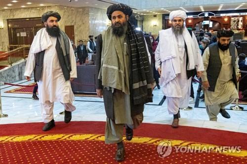 지난 3월 18일 모스크바의 평화협상장에 도착한 탈레반 지도자들. 왼쪽에서 두번째가 탈레반의 2인자로 평가받는 물라 압둘 가니 바라다르. [로이터=연합뉴스]