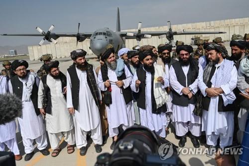 8월 31일 카불공항 활주로서 기자회견 하는 탈레반