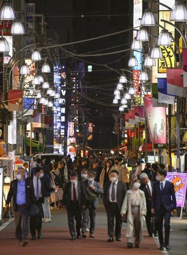 도쿄 신바시역 인근 주점 거리. [교도=연합뉴스 자료사진]