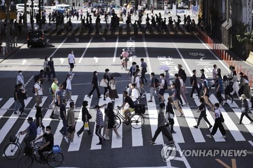 (도쿄 AP=연합뉴스) 지난 20일 일본 도쿄 도심에서 행인들이 횡단보도를 건너고 있다.
