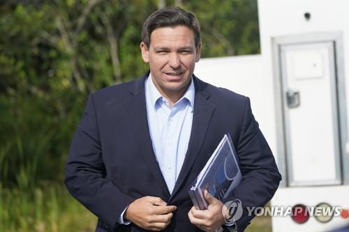 기자회견 하는 드샌티스 주지사