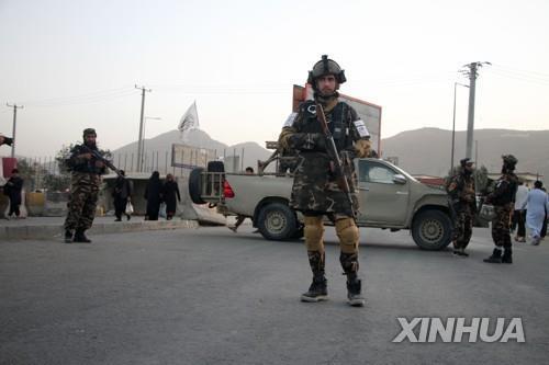 3일 아프간 카불의 모스크 폭탄 공격 현장에서 경비 활동 중인 탈레반 대원.