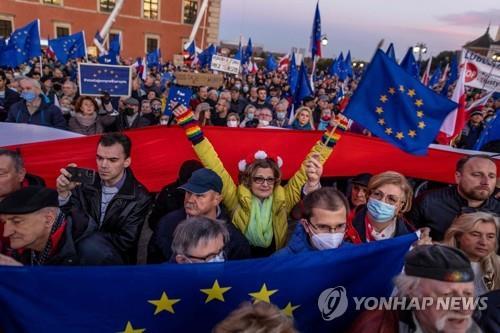 폴란드의 유럽연합(EU) 탈퇴 우려에 거리로 나선 시민들