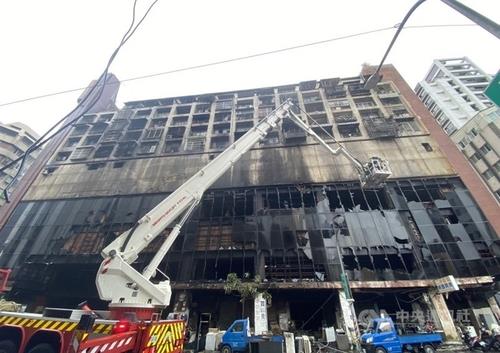 14일 대만 남부 가오슝에서 화재가 발생한 주상복합건물