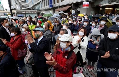 총선 유세 지켜보는 도쿄 유권자들