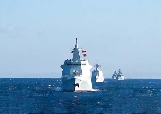 태평양 서부에서 최초로 공동 순찰을 벌이고 있는 러시아와 중국 함정. 