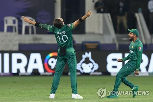  24일 T20 크리켓 월드컵 대회에서 인도를 이기고 기뻐하는 파키스탄팀 선수.