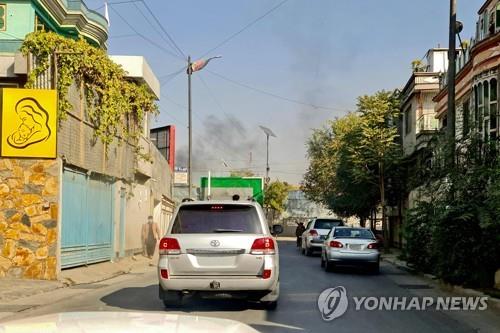  폭발로 연기가 피어오른 아프간 카불 시내 모습