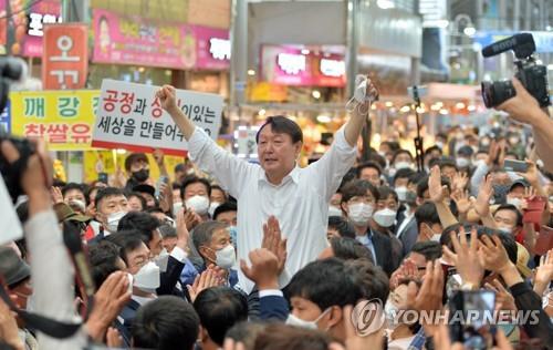 두 손 번쩍 든 윤석열