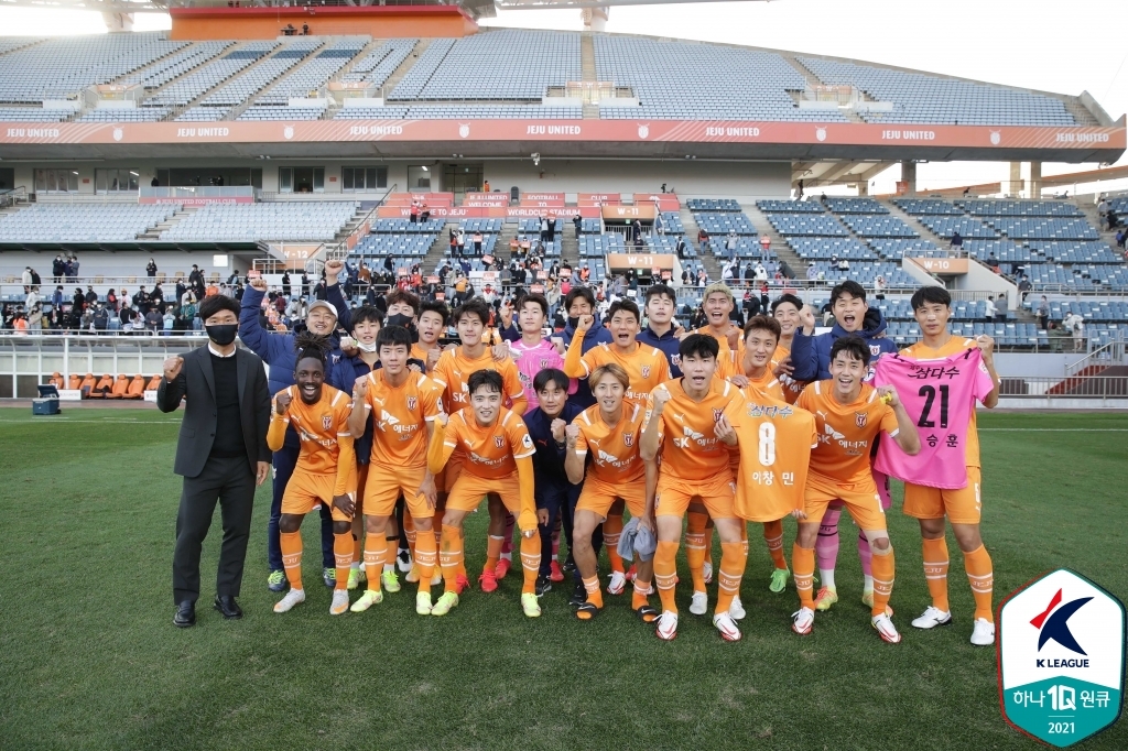 6일 수원 삼성과의 홈 경기 승리 자축하는 제주 선수단